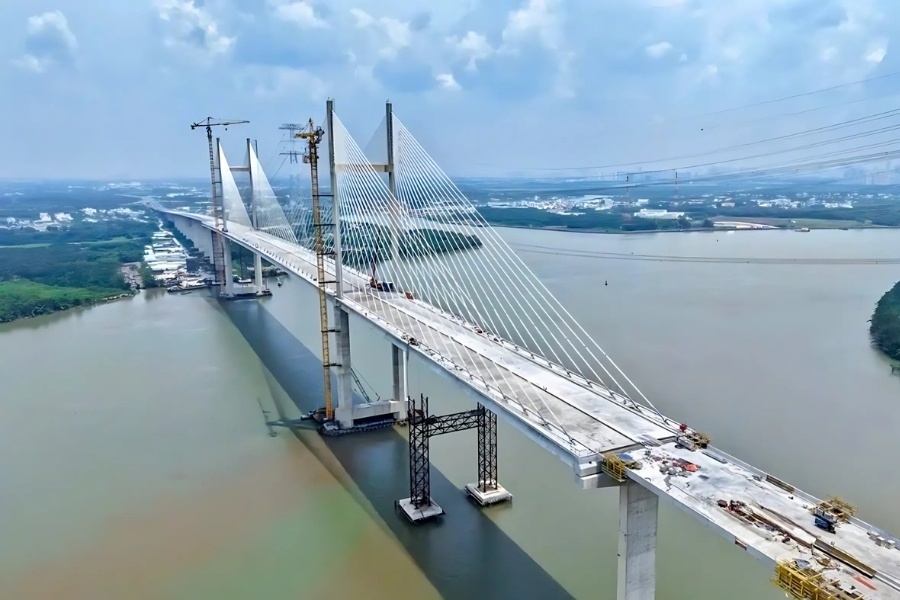 Dự án cầu ngang sông đang được thi công