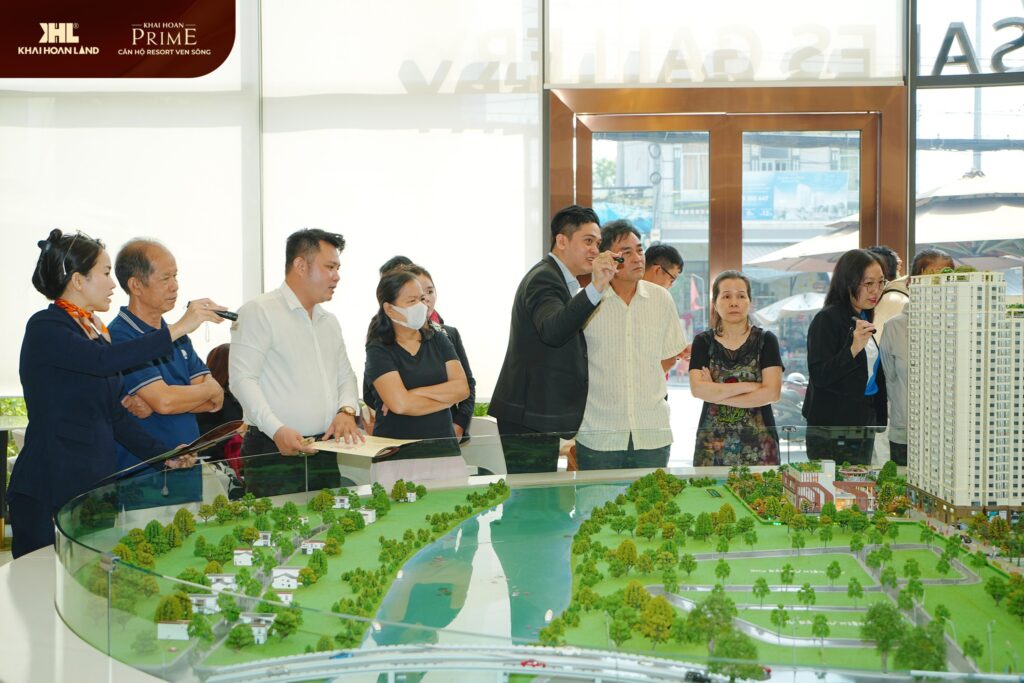 Khách xem nhà mẫu dự án Khải Hoàn Prime